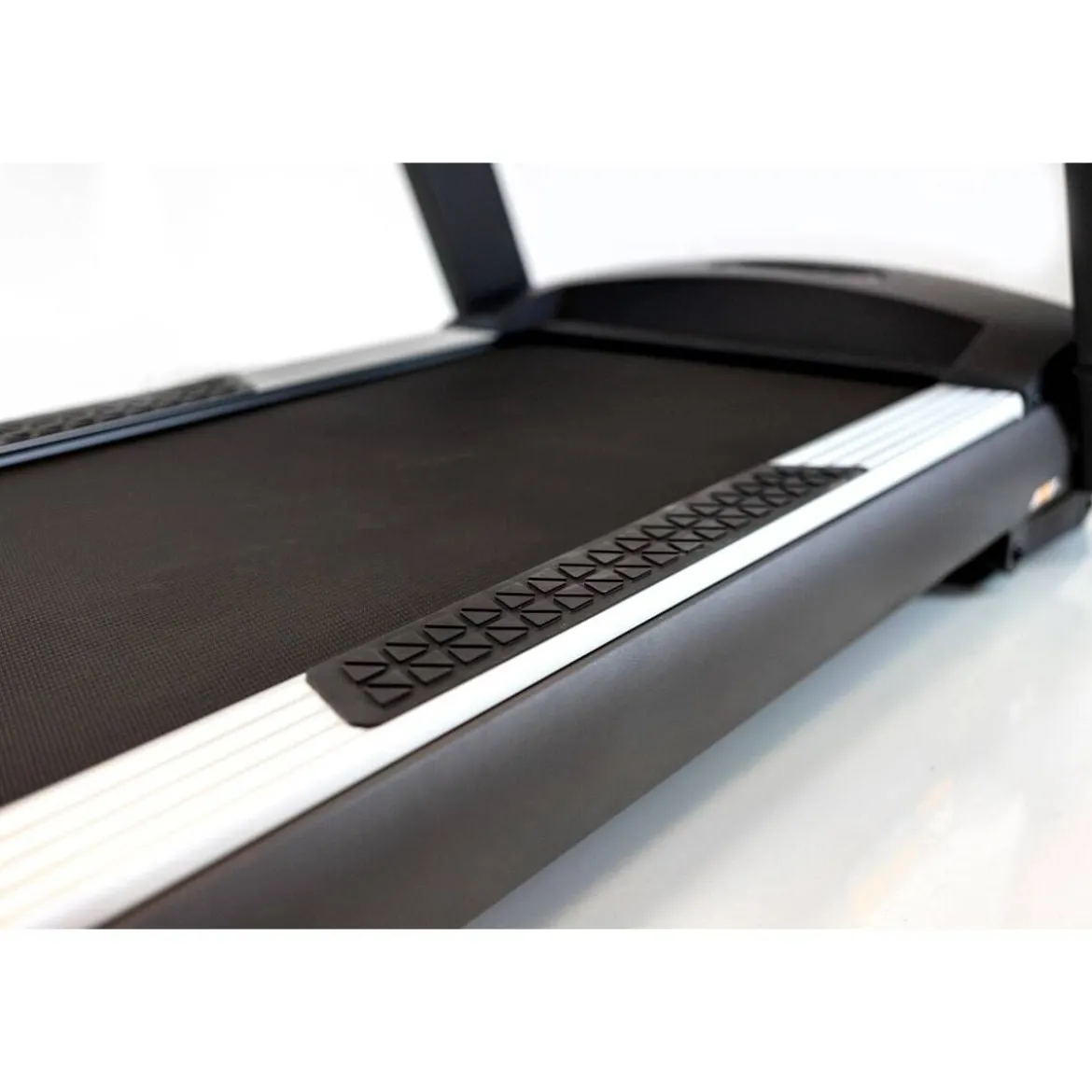 TAPIS DE COURSE MULTIMÉDIA PROFESSIONNEL TM900 TFT AVEC ÉCRAN TACTILE DE 16” - 22 KM/H