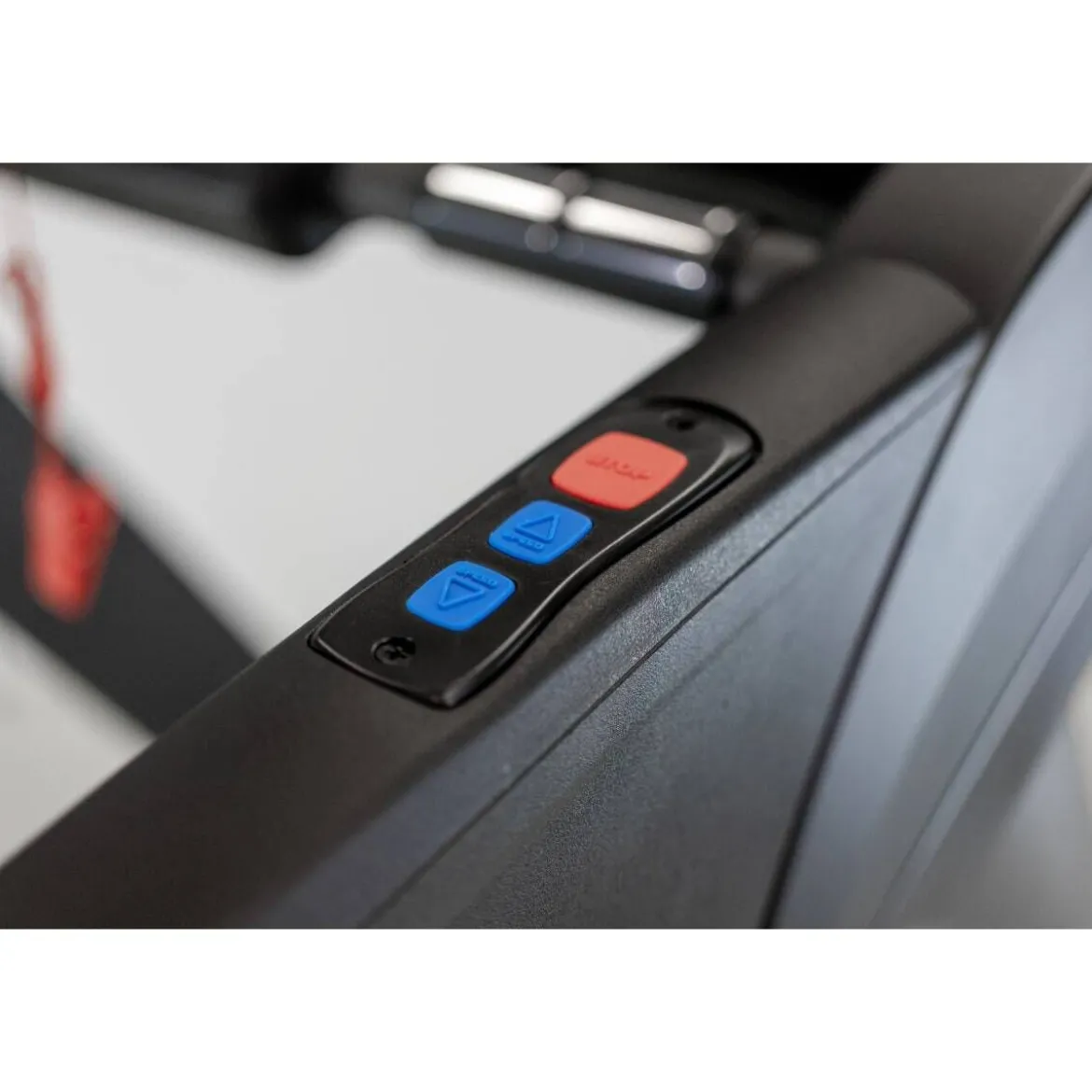 TAPIS DE COURSE MULTIMÉDIA PROFESSIONNEL TM900 TFT AVEC ÉCRAN TACTILE DE 16” - 22 KM/H